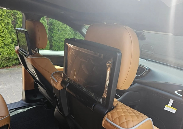 Chrysler Pacifica cena 352887 przebieg: 107, rok produkcji 2023 z Biecz małe 667